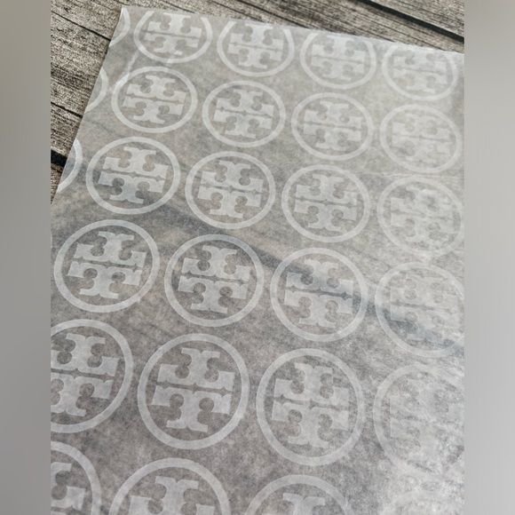 NWT! Tory Burch large logo stud earrings in rose gold + gift wrapping - Picture 15 of 15